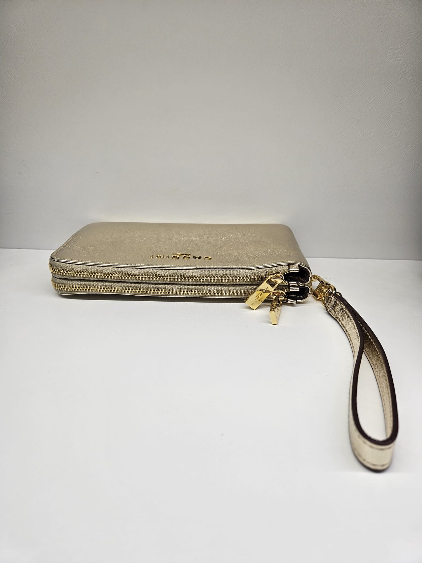 Portafoglio donna Nannini linea Wallis colore nero Portafoglio moderno e un design made in italy.