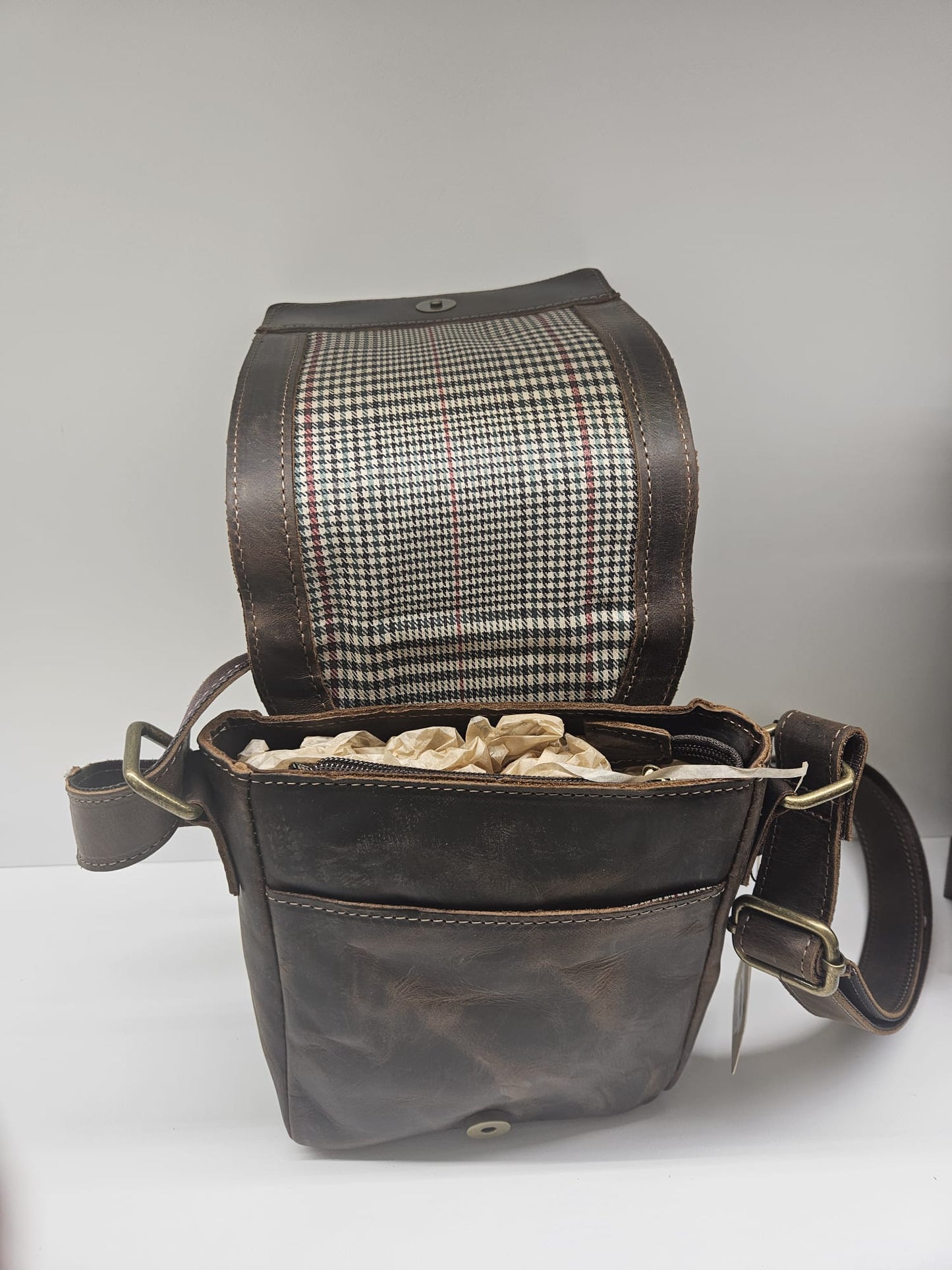 Borsello piccolo uomo in pelle toro ingrassata prodotto artigianale made in italy.