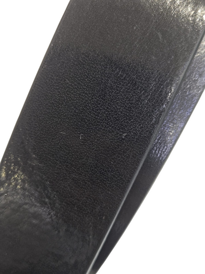 Cintura in cuoio con passante in metallo