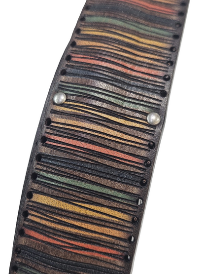 Cintura Laserata in pelle rifinita con piccole borchie.