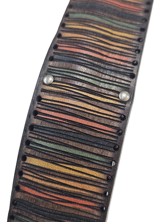 Cintura Laserata in pelle rifinita con piccole borchie.