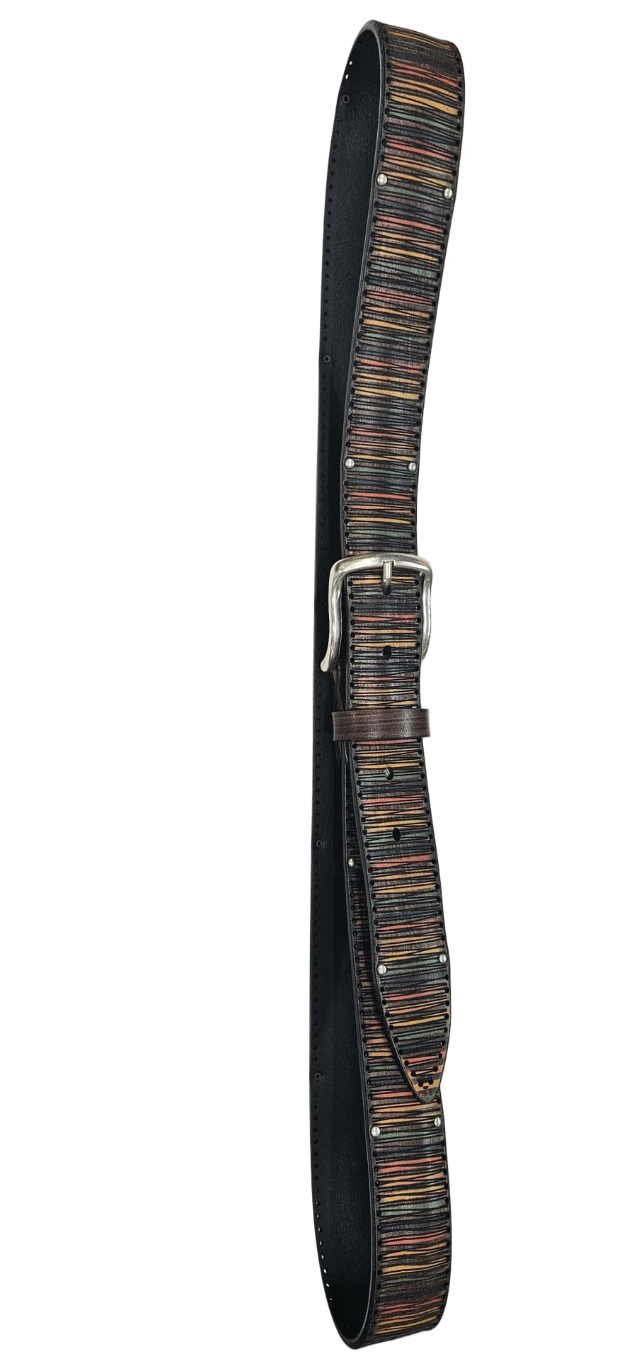 Cintura Laserata in pelle rifinita con piccole borchie.