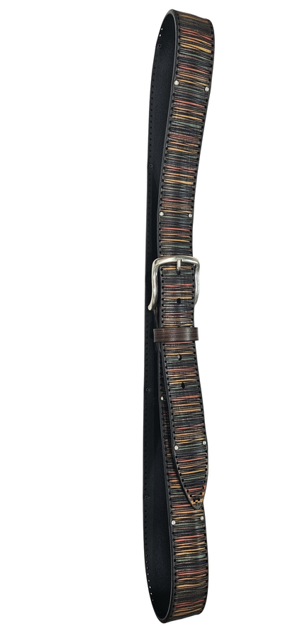 Cintura Laserata in pelle rifinita con piccole borchie.