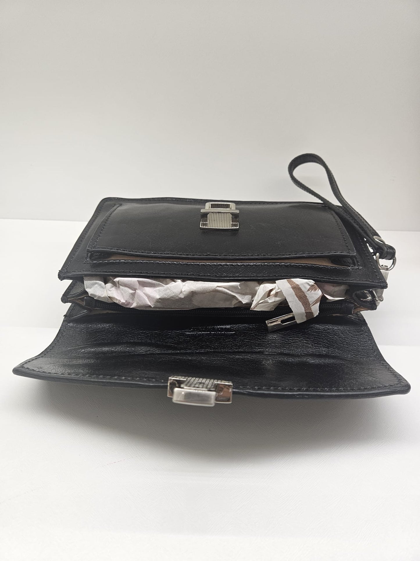 Borsello a mano uomo in pelle vacchetta con chiusura clips in metallo.