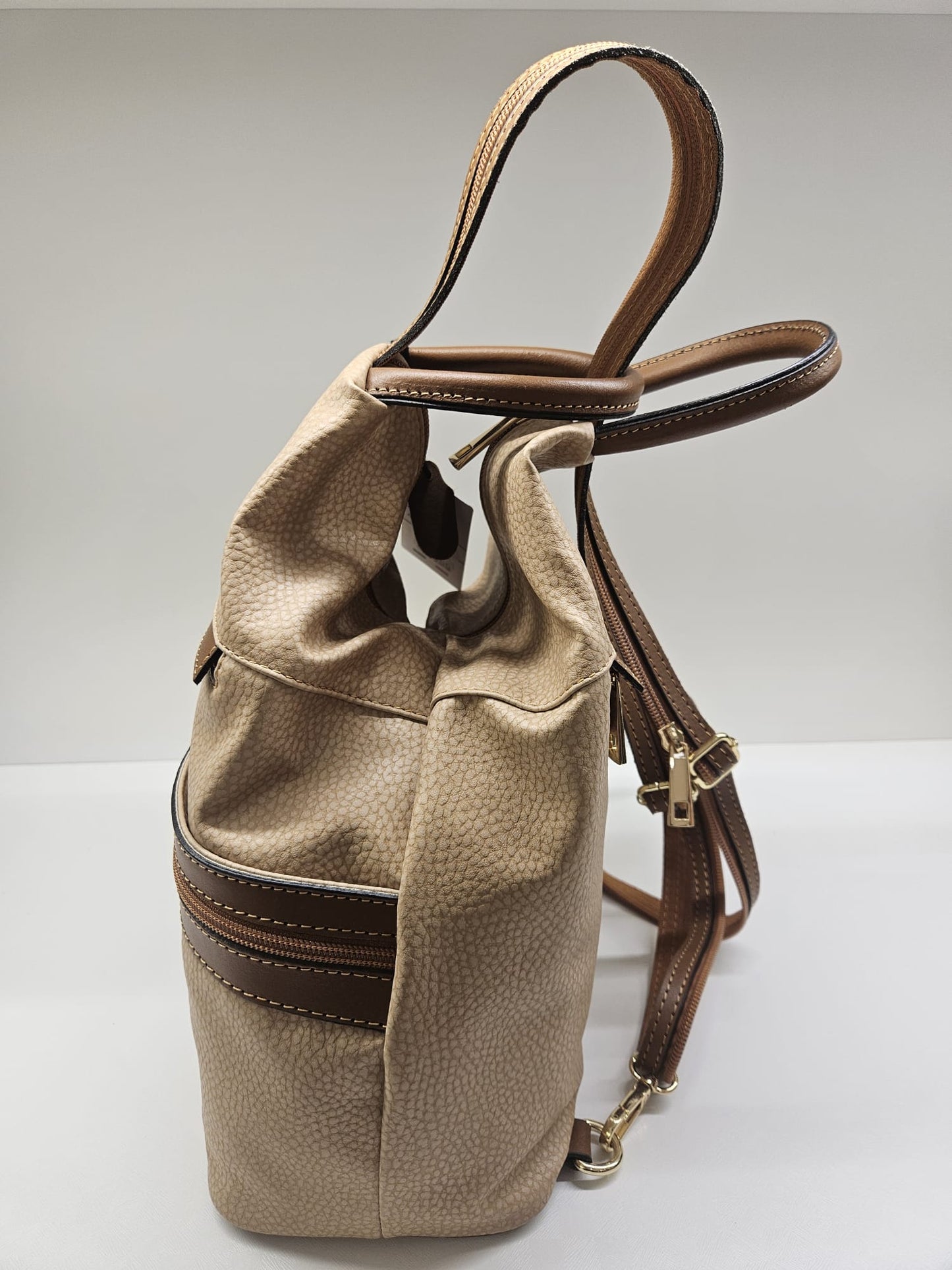 Zaino donna in tapiro con rifiniture in pelle vitello.