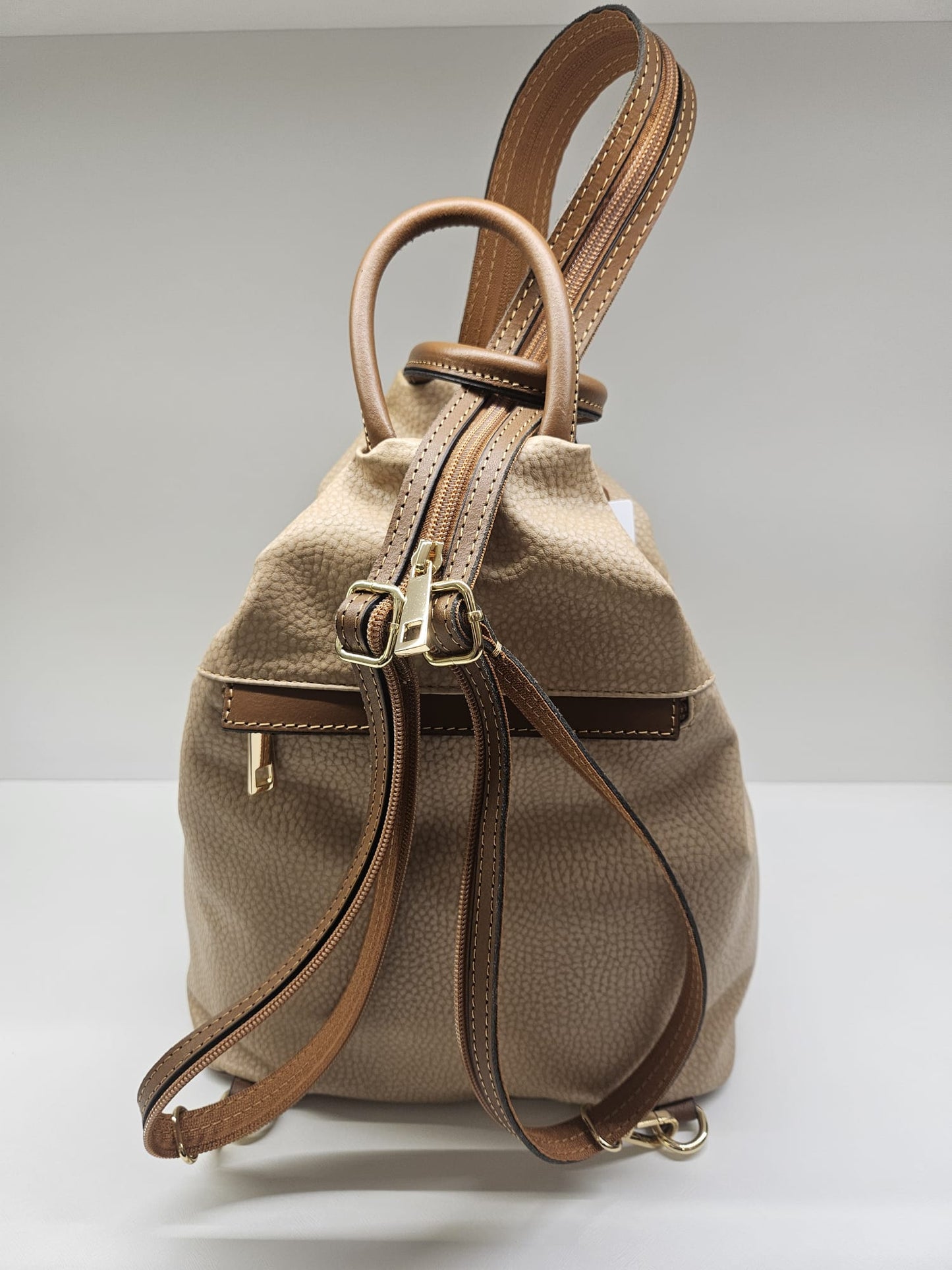 Zaino donna in tapiro con rifiniture in pelle vitello.