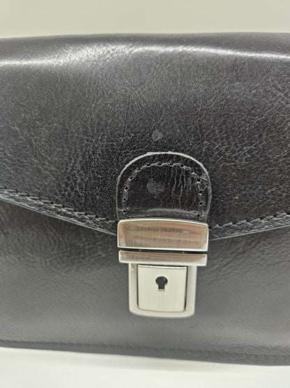 Borsello a mano uomo in pelle vacchetta con chiusura clips in metallo.