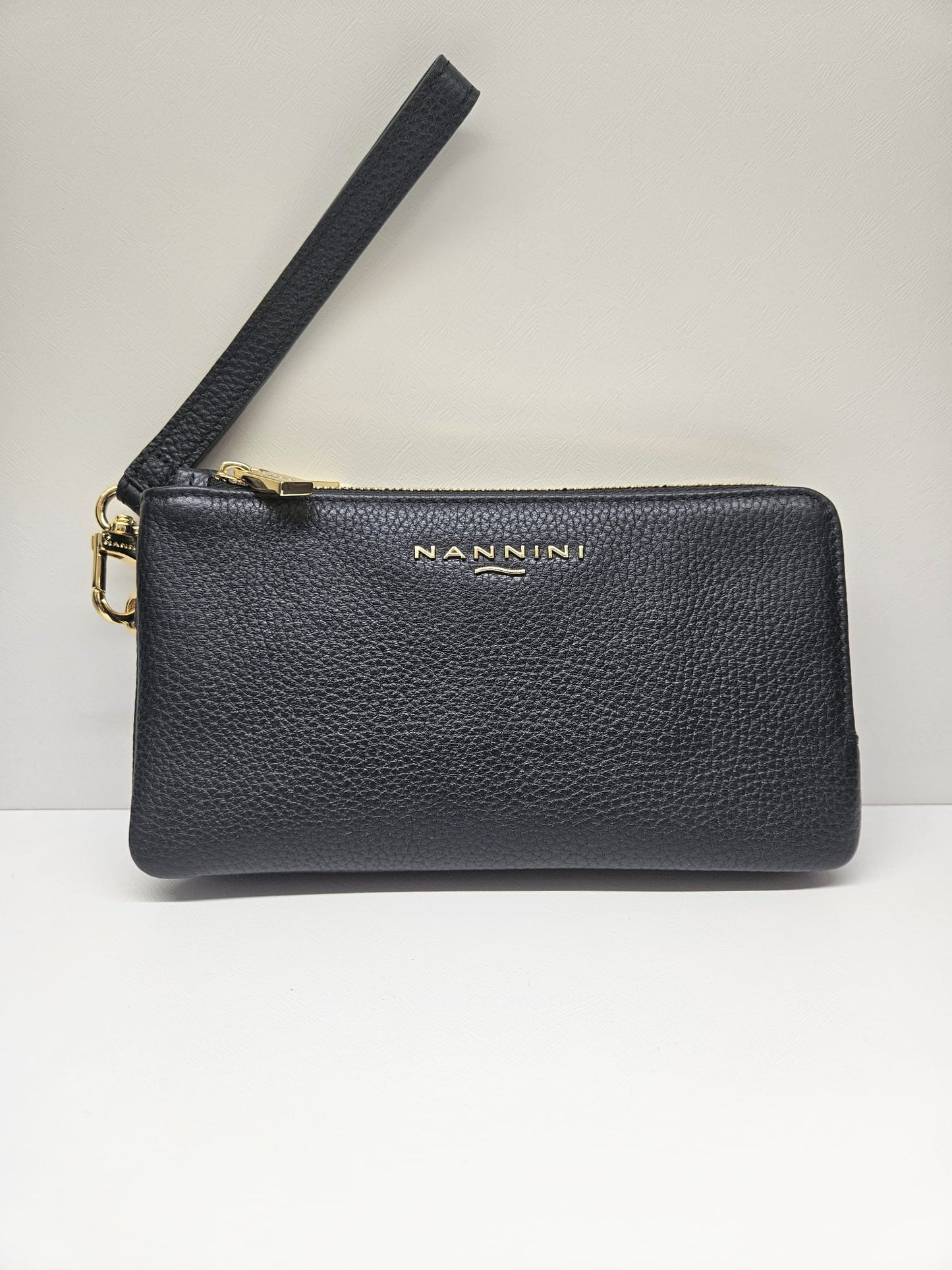 Portafoglio donna Nannini linea Wallis colore nero Portafoglio moderno e un design made in italy.