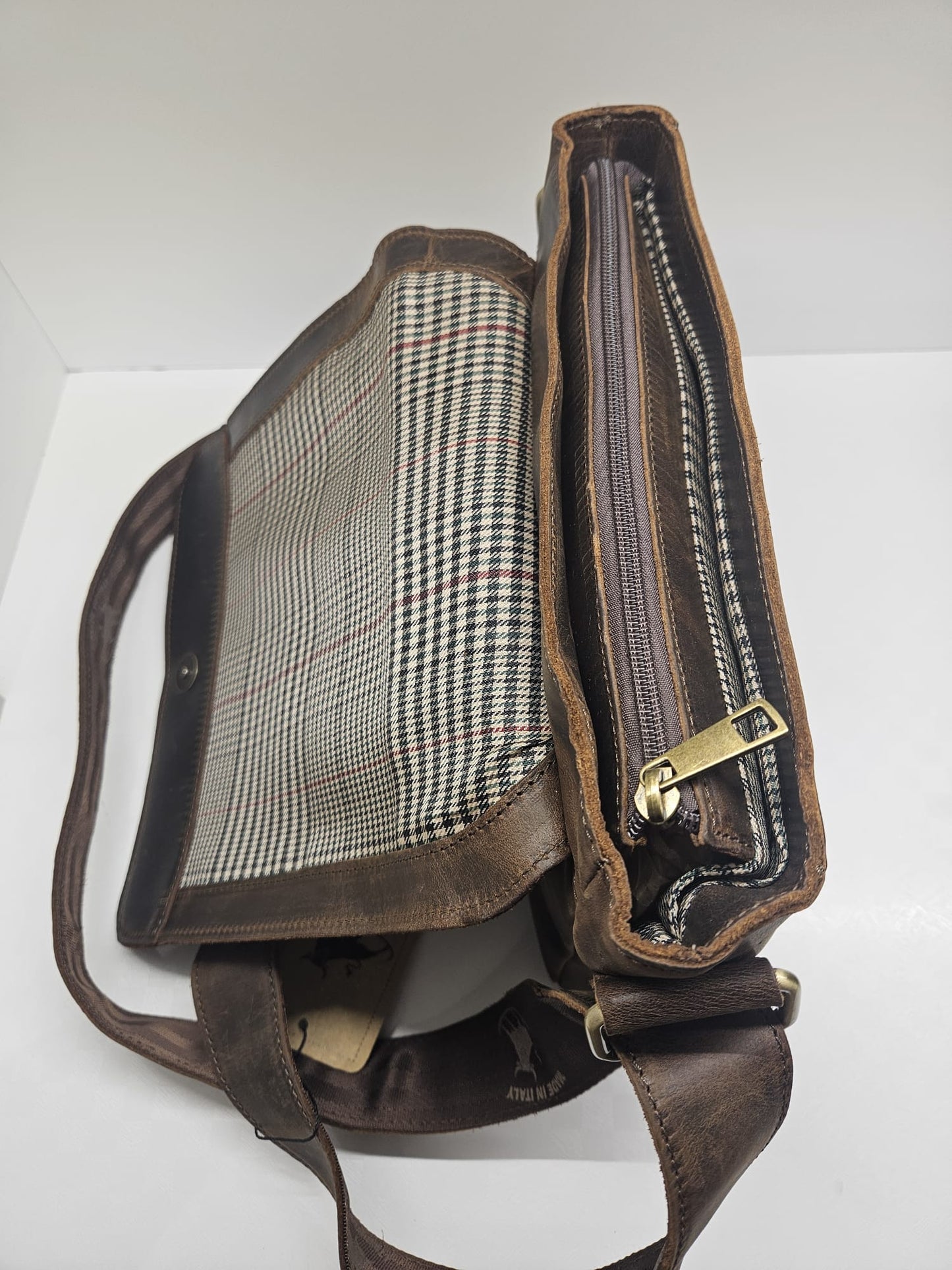 Borsello uomo in vera pelle ingrassata in toro