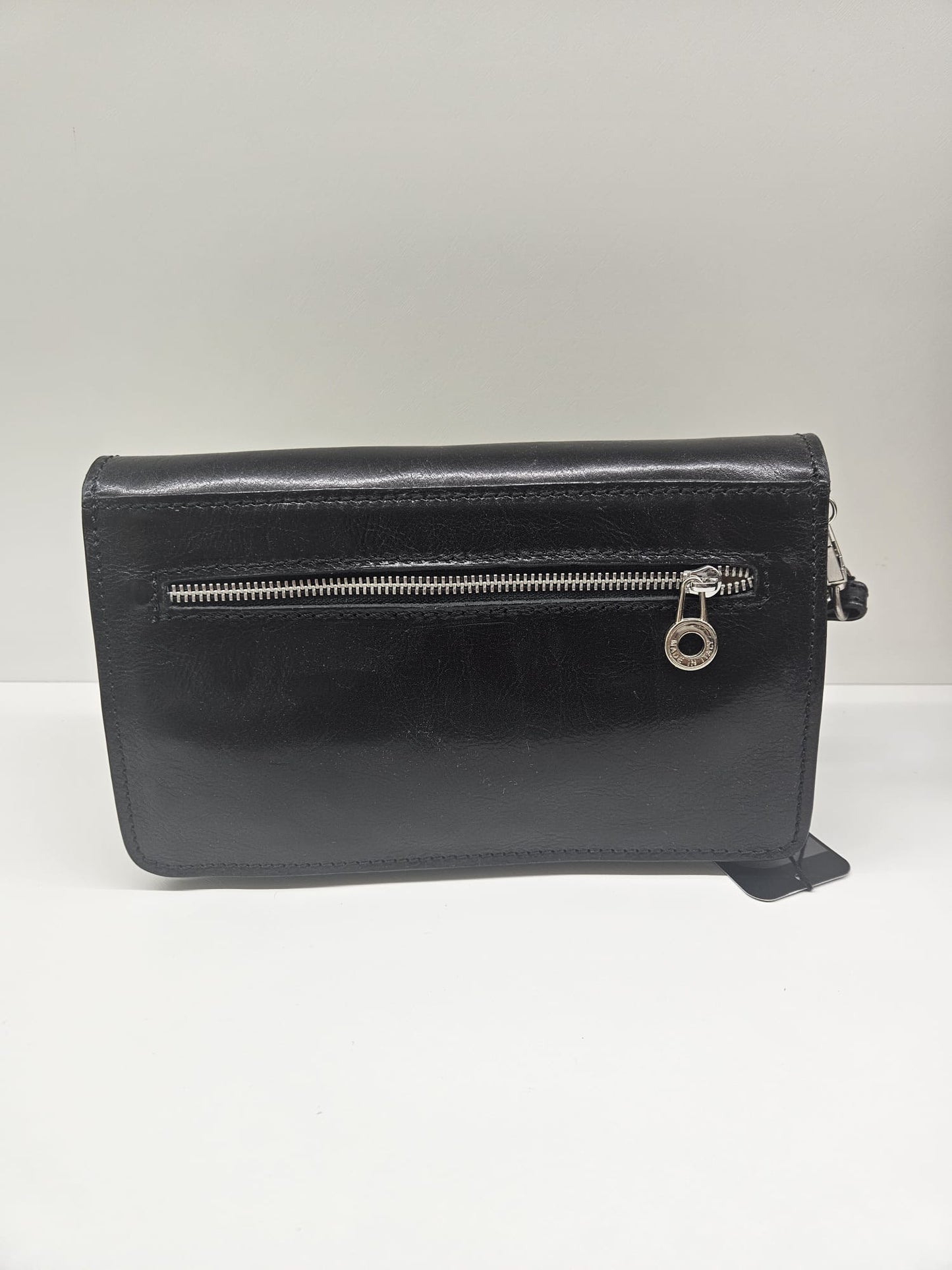 Borsello a mano uomo in pelle vacchetta con chiusura clips in metallo.