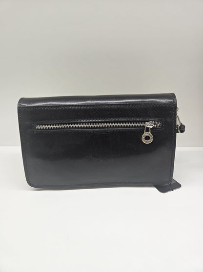 Borsello a mano uomo in pelle vacchetta con chiusura clips in metallo.