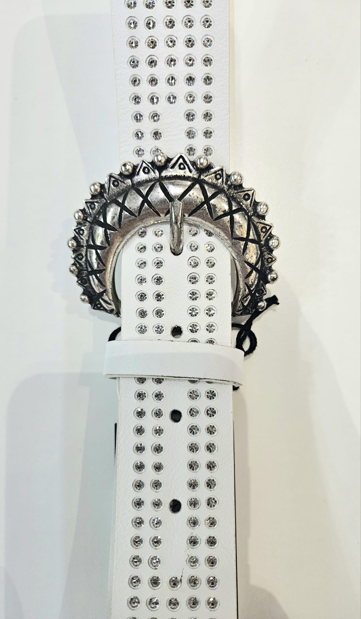 Cintura Bergè donna in pelle vitello cm 4 con fibbia lavorata e il finale della cintura rifinita in strass.