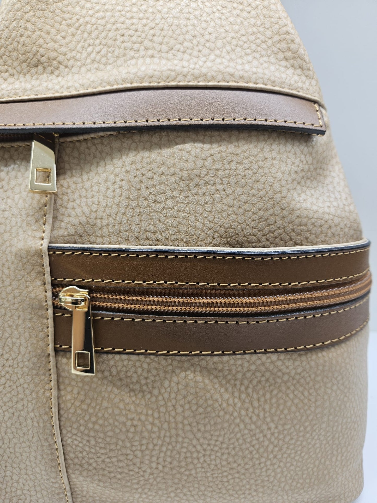 Zaino donna in tapiro con rifiniture in pelle vitello.