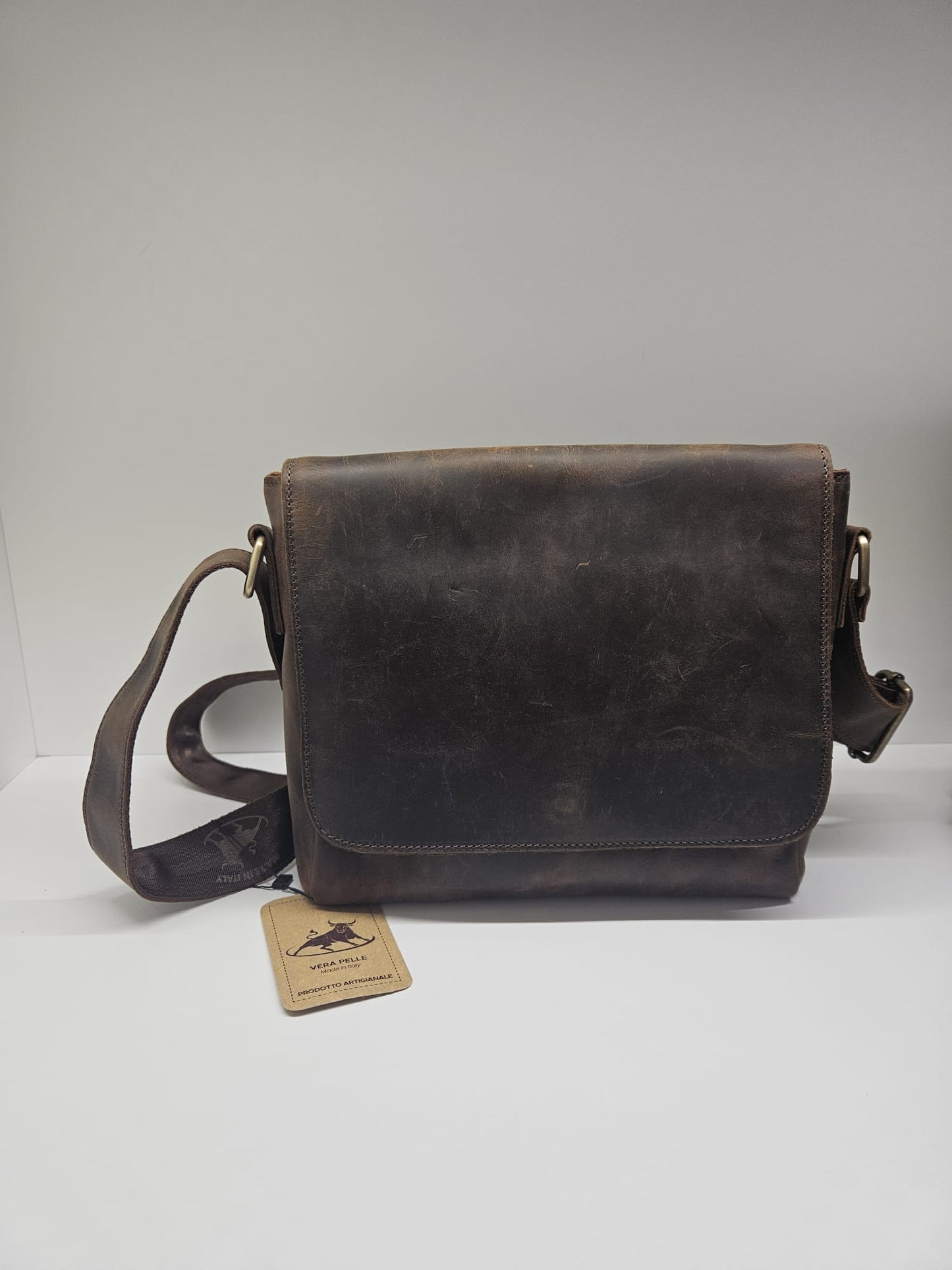 Borsello uomo in vera pelle ingrassata in toro