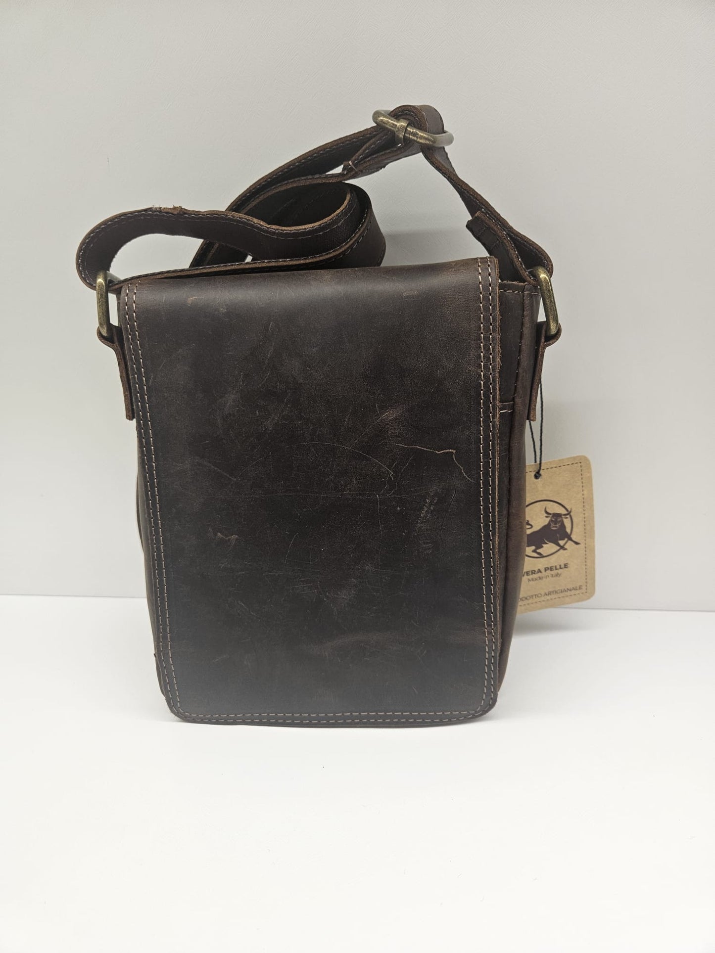 Borsello piccolo uomo in pelle toro ingrassata prodotto artigianale made in italy.