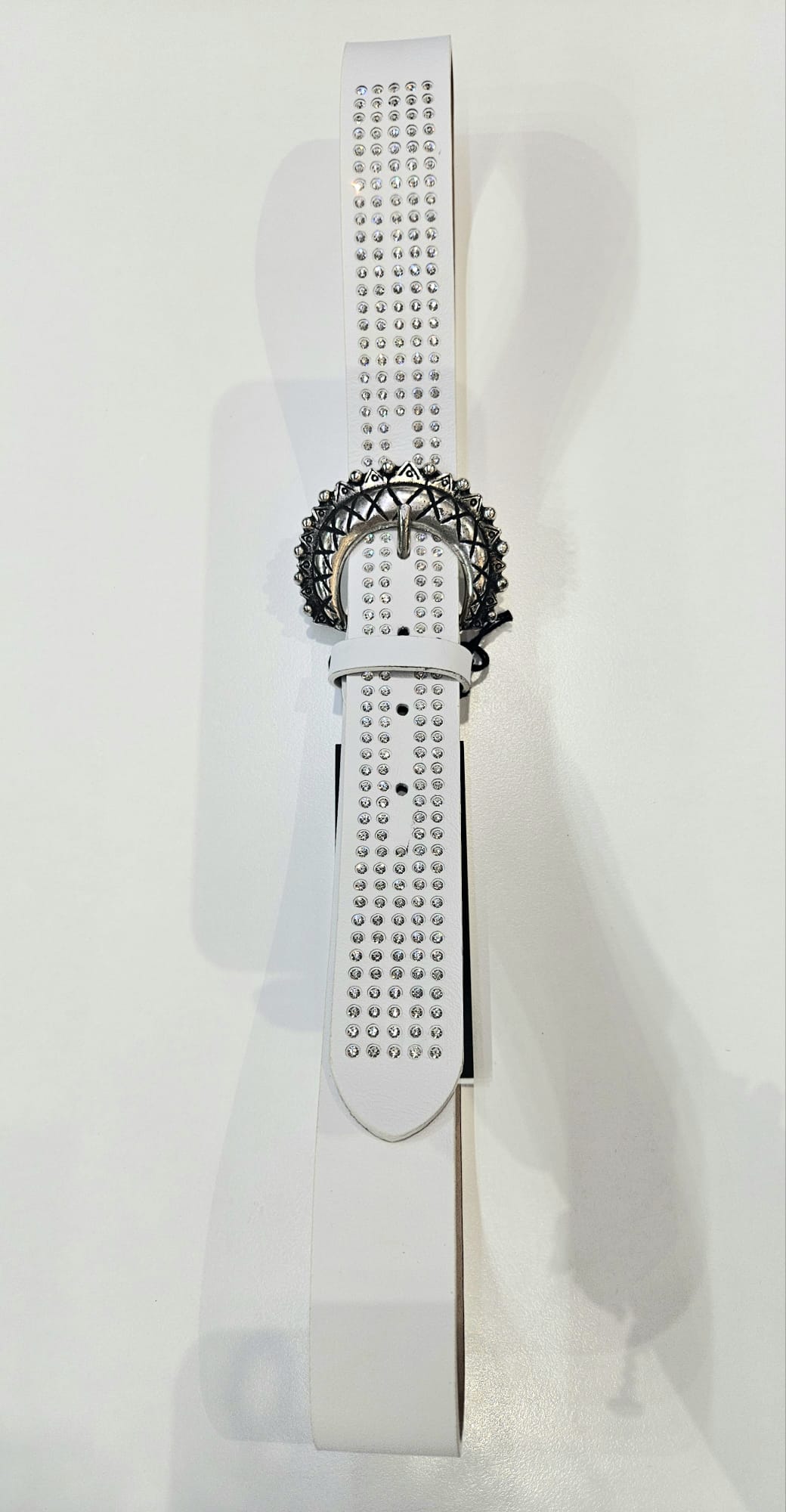 Cintura Bergè donna in pelle vitello cm 4 con fibbia lavorata e il finale della cintura rifinita in strass.