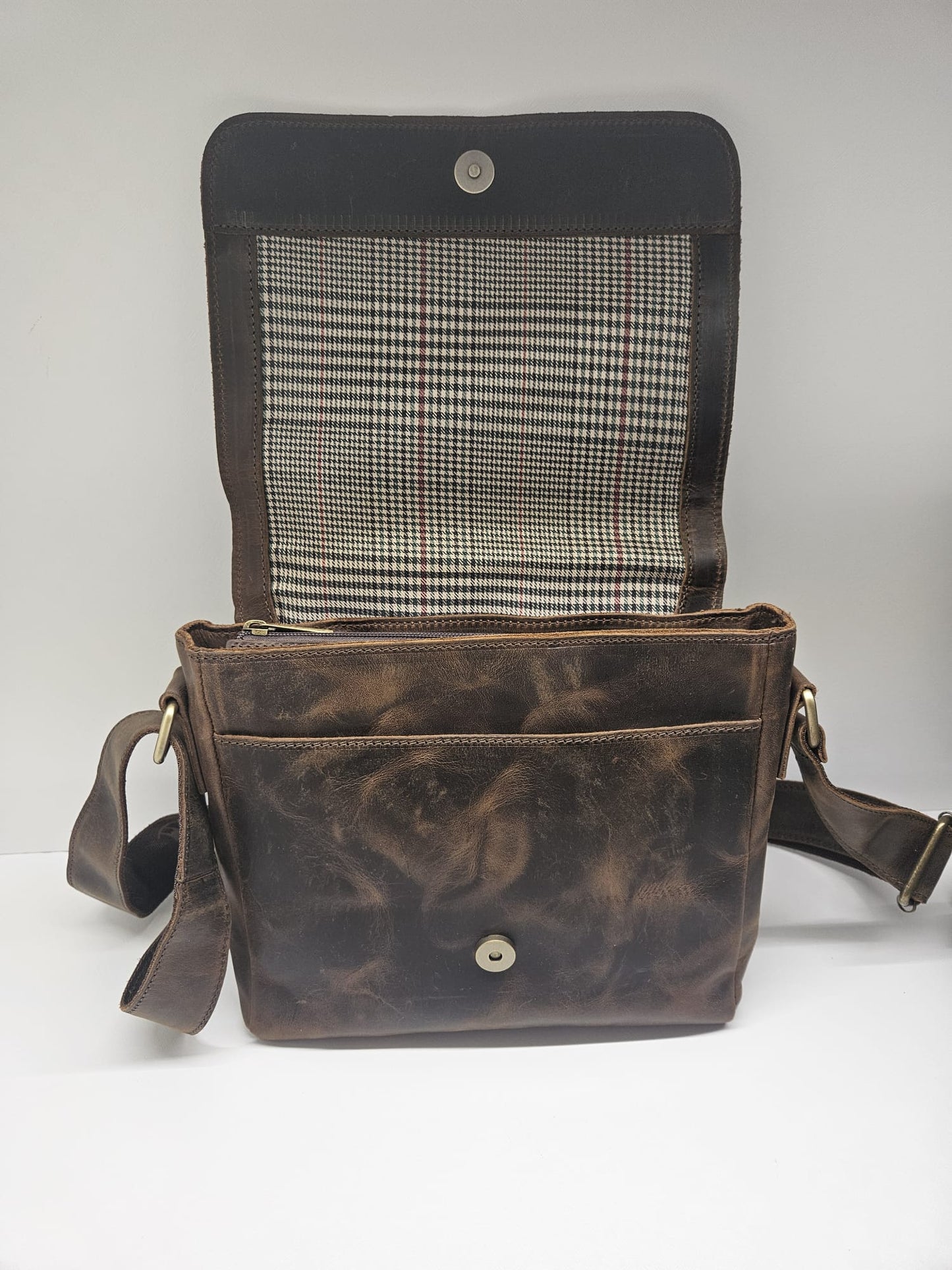 Borsello uomo in vera pelle ingrassata in toro