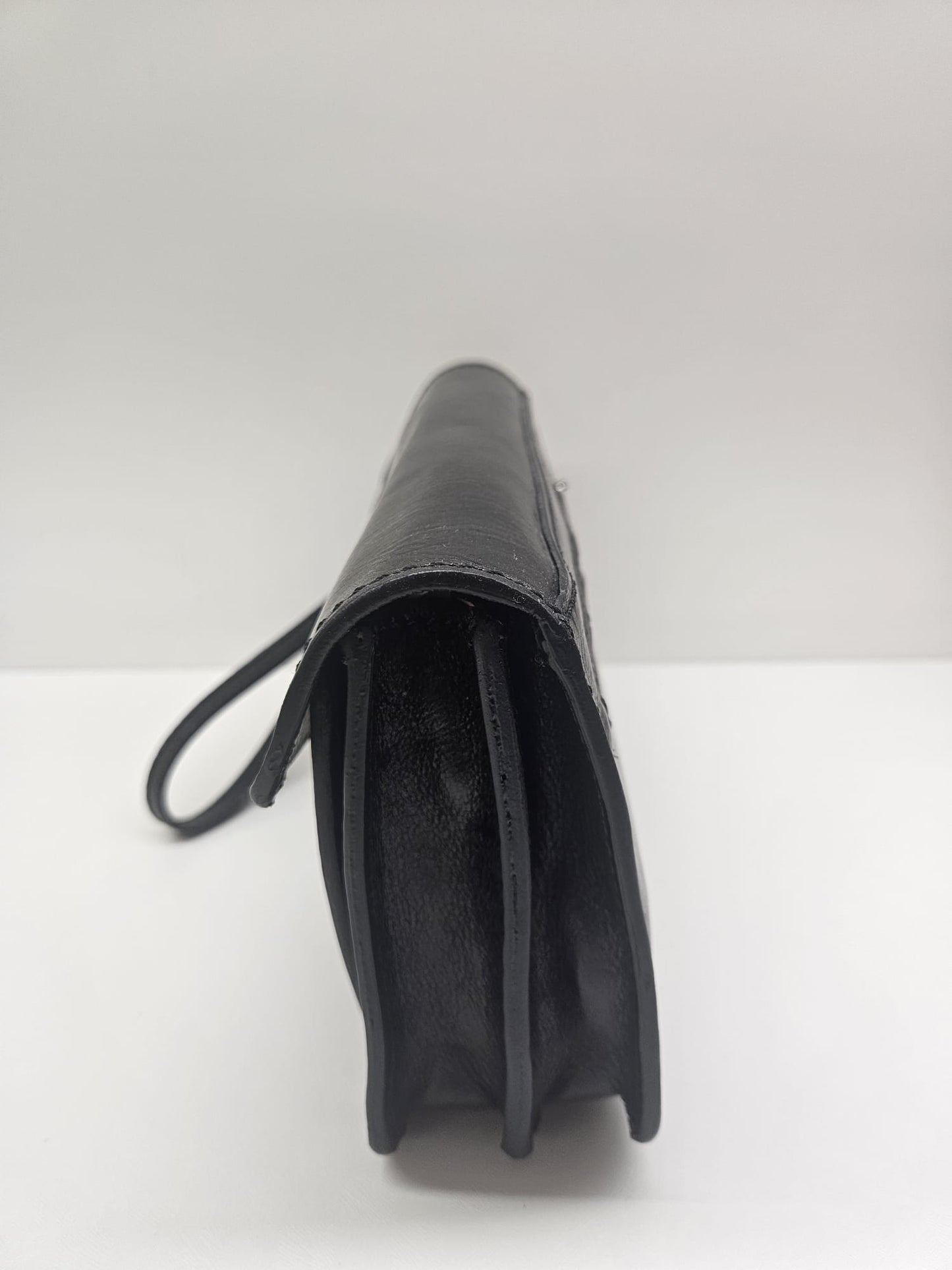 Borsello a mano uomo in pelle vacchetta con chiusura clips in metallo.