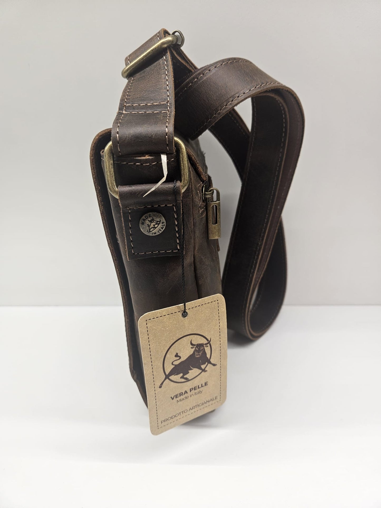 Borsello piccolo uomo in pelle toro ingrassata prodotto artigianale made in italy.