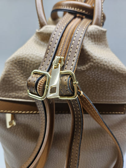 Zaino donna in tapiro con rifiniture in pelle vitello.