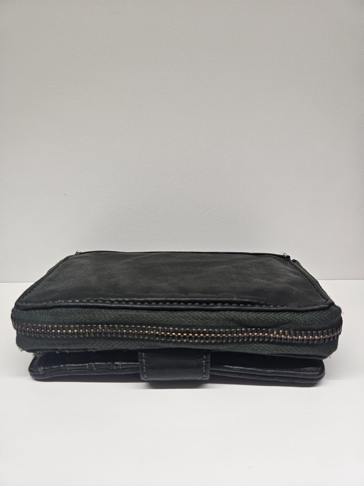 Portafoglio donna intrecciato in pelle savage morbido al tatto.