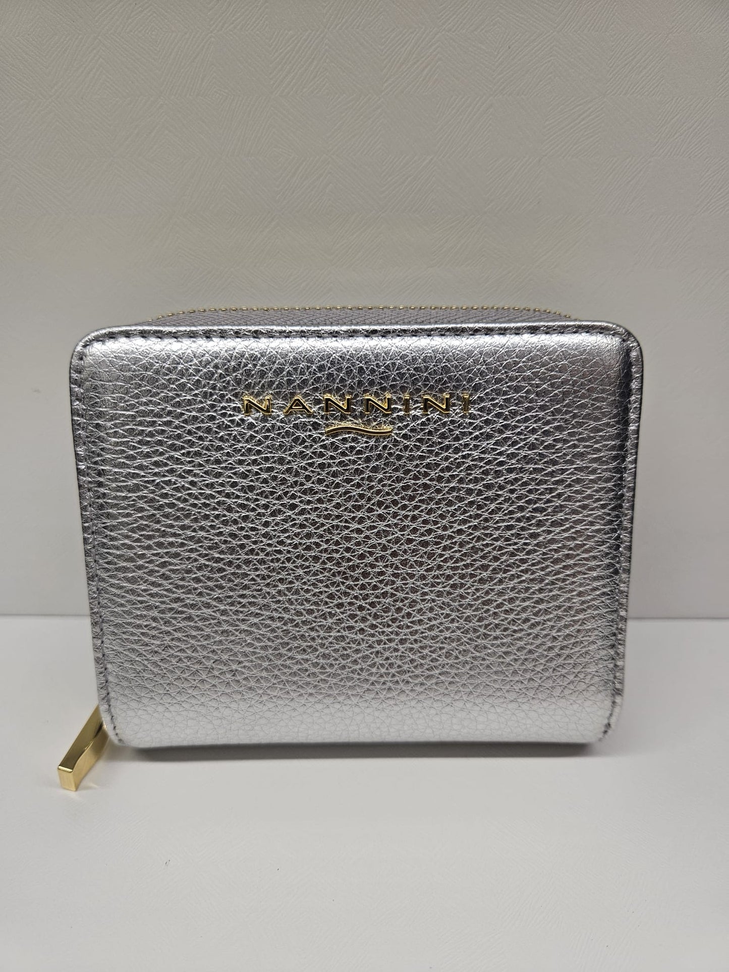 Portafoglio donna Nannini linea Wallis colore argento.